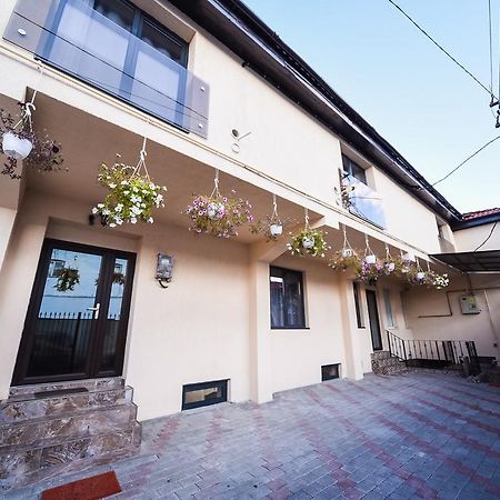 Nelana Hostel Cluj-Napoca Buitenkant foto