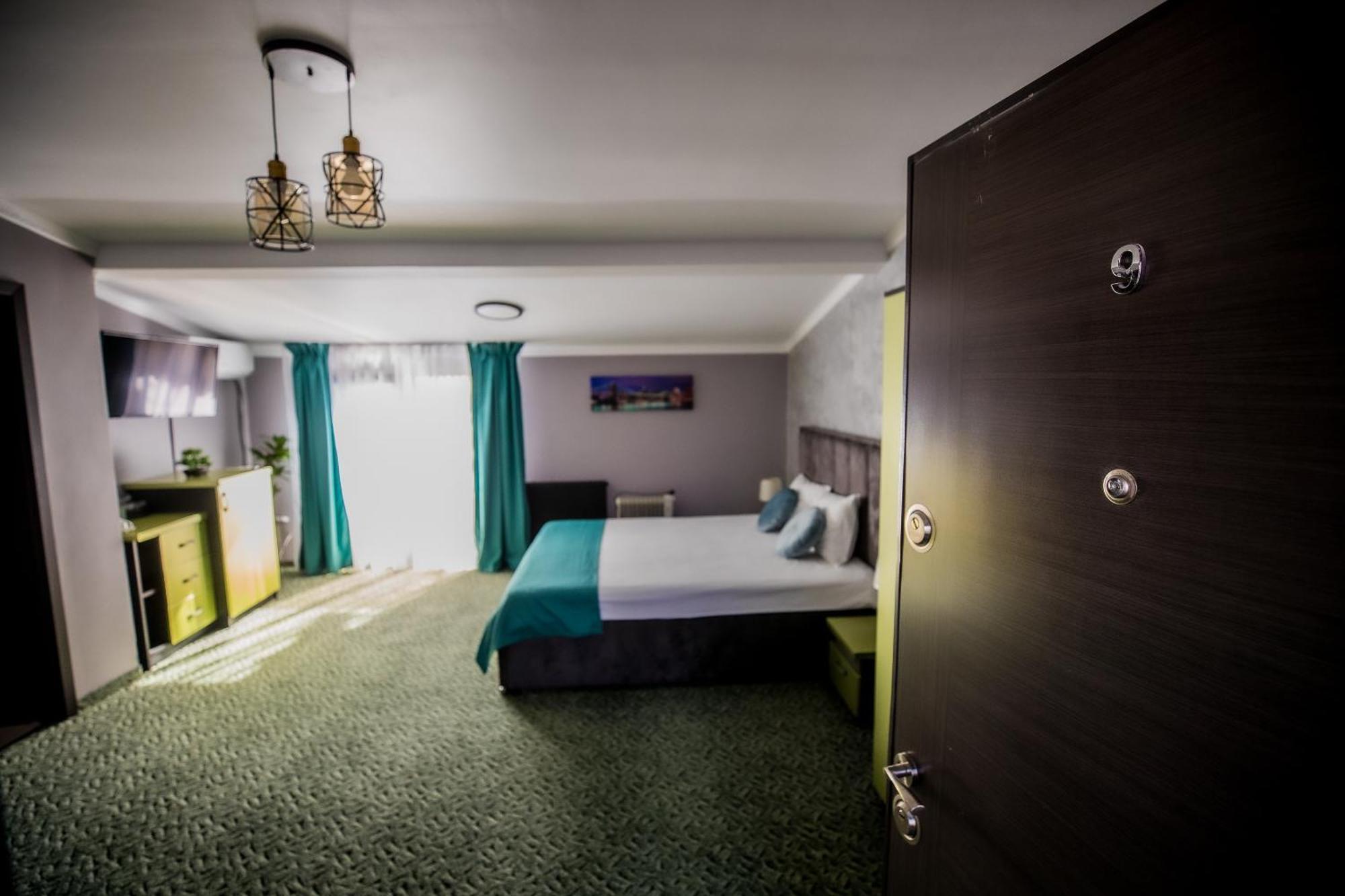 Nelana Hostel Cluj-Napoca Buitenkant foto