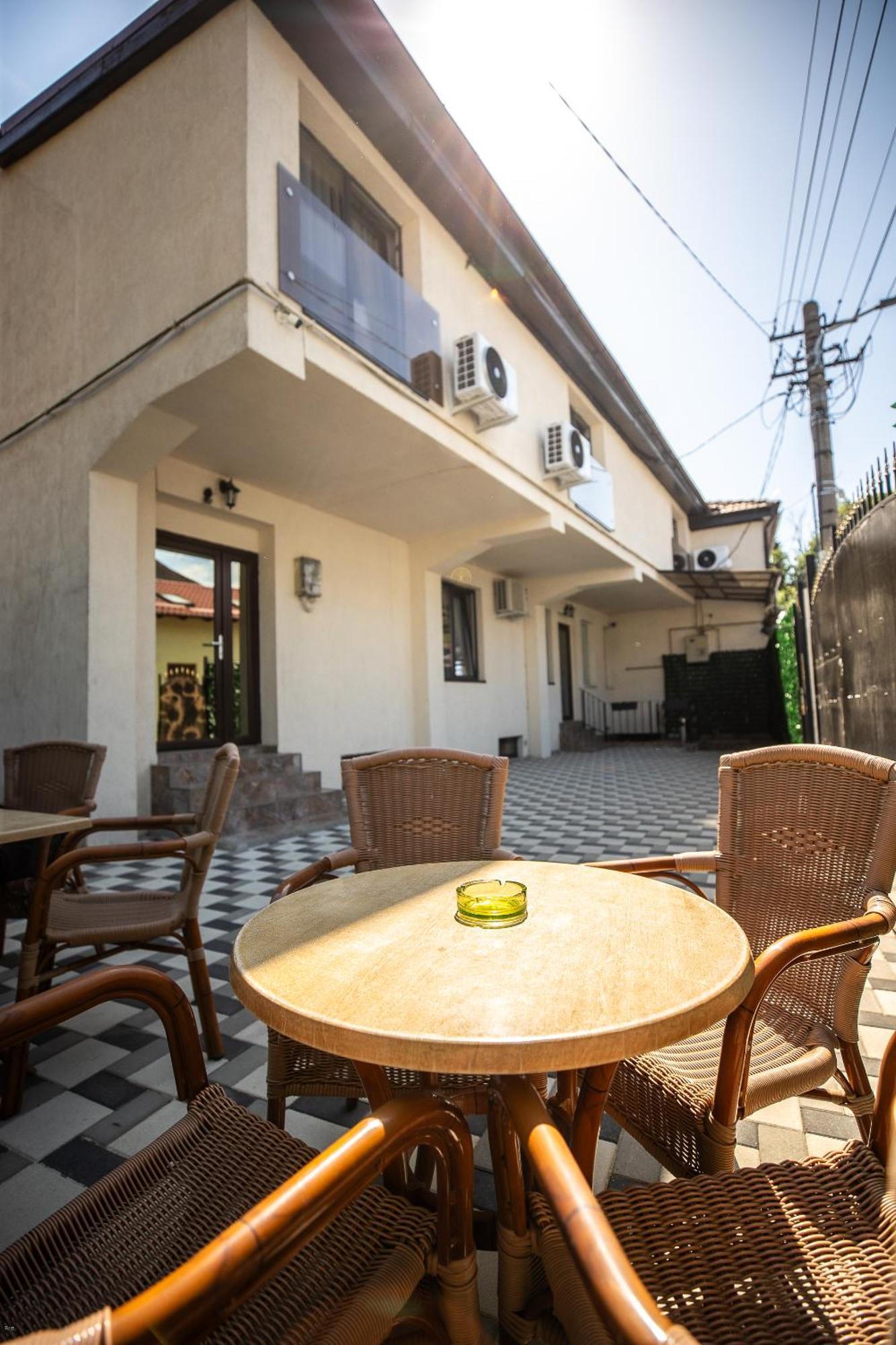 Nelana Hostel Cluj-Napoca Buitenkant foto