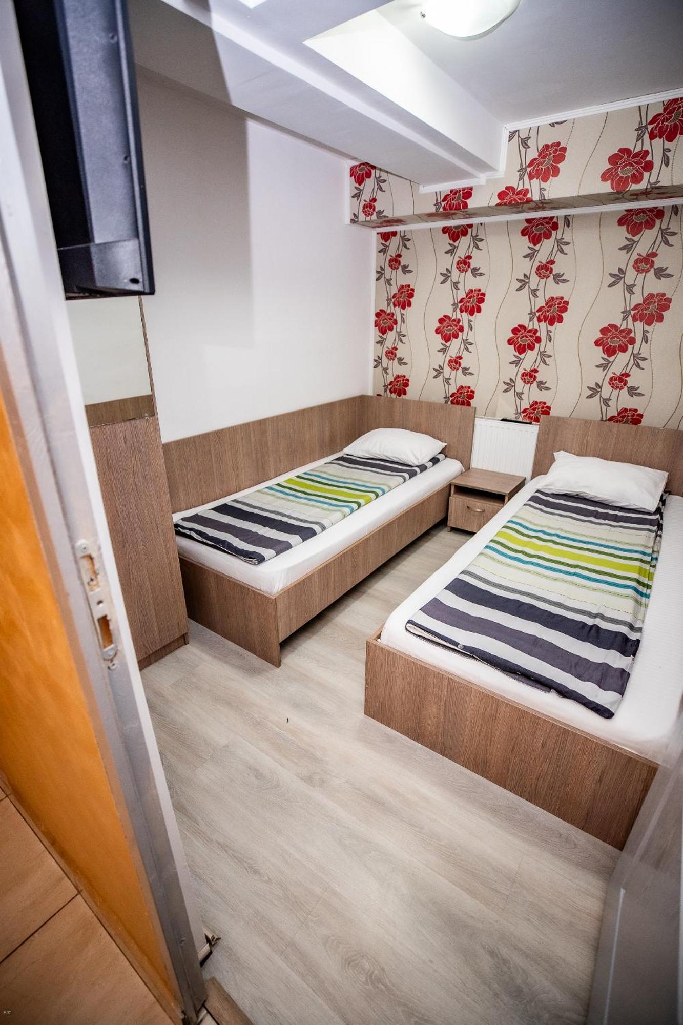 Nelana Hostel Cluj-Napoca Buitenkant foto
