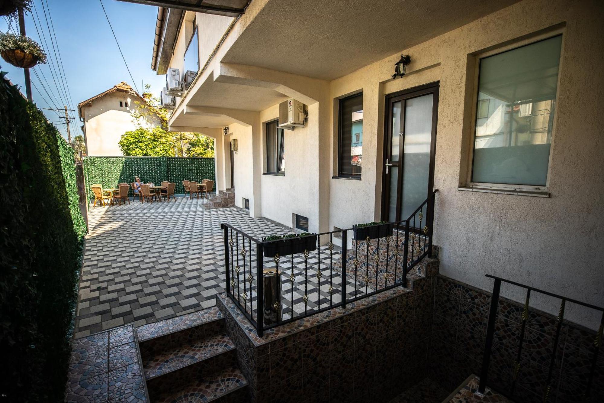 Nelana Hostel Cluj-Napoca Buitenkant foto