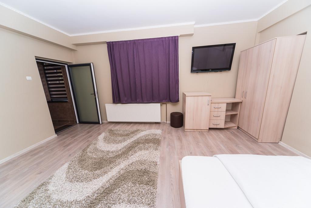 Nelana Hostel Cluj-Napoca Buitenkant foto