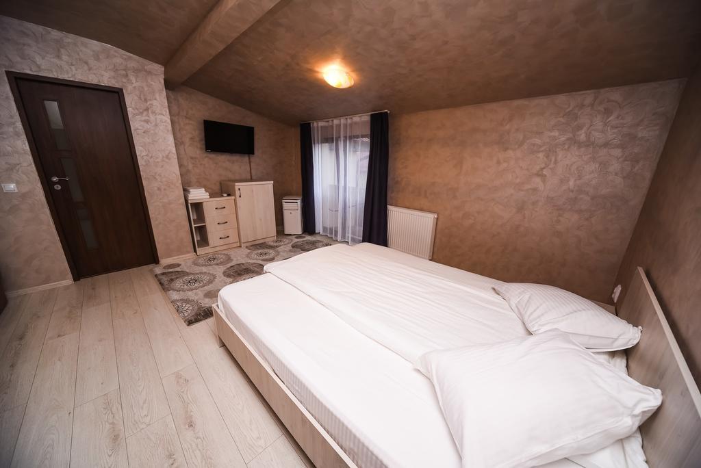 Nelana Hostel Cluj-Napoca Buitenkant foto