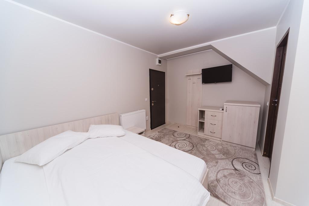 Nelana Hostel Cluj-Napoca Buitenkant foto
