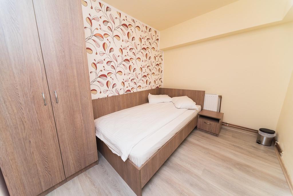 Nelana Hostel Cluj-Napoca Buitenkant foto