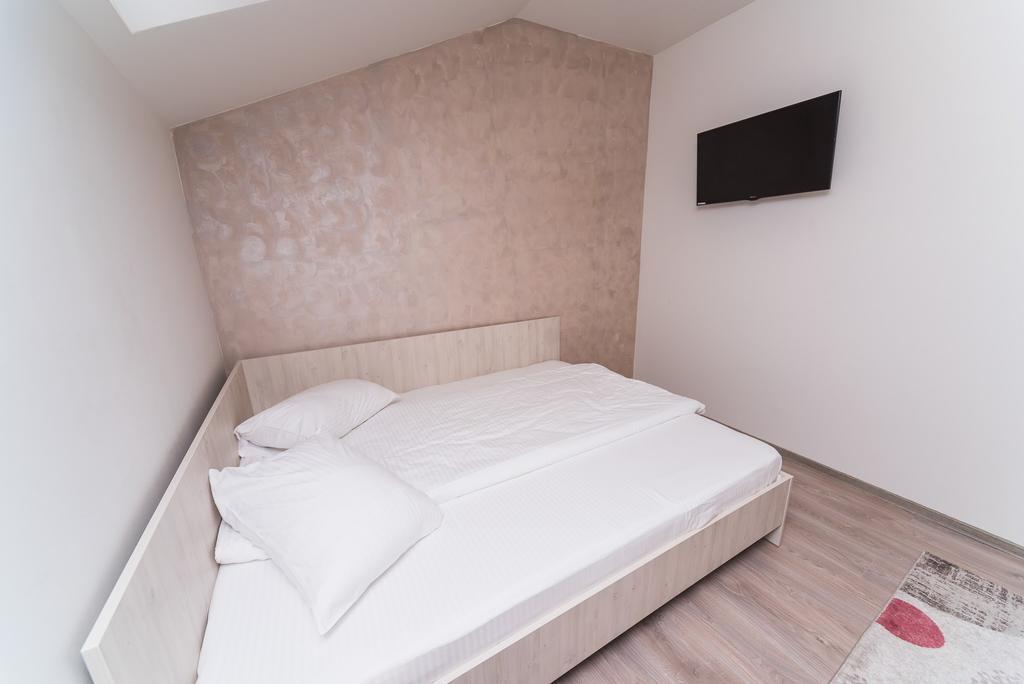Nelana Hostel Cluj-Napoca Buitenkant foto