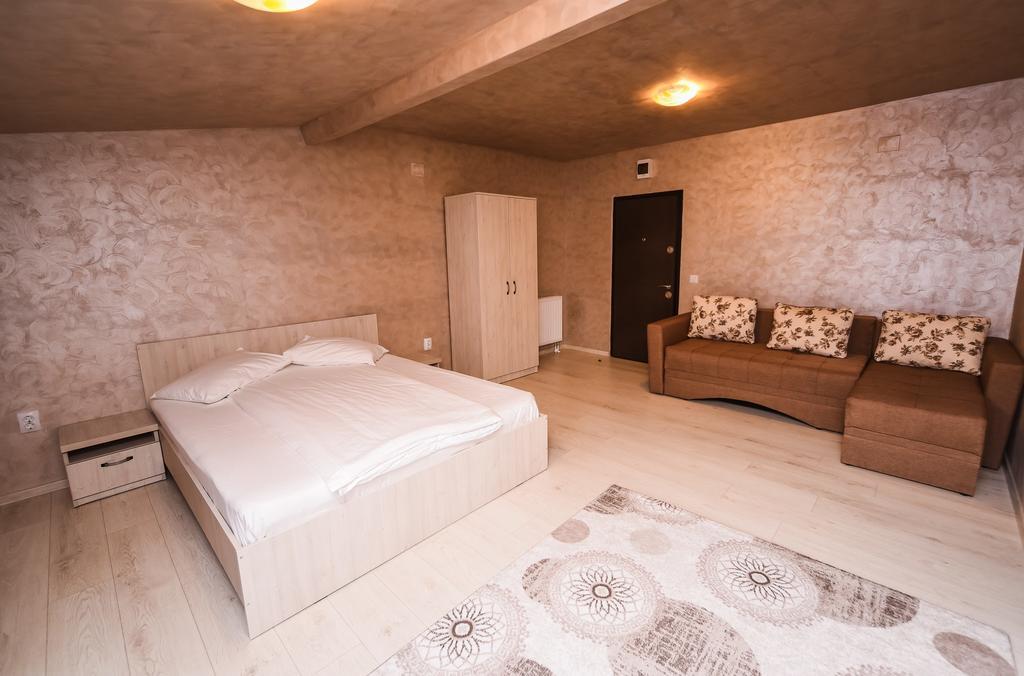 Nelana Hostel Cluj-Napoca Buitenkant foto