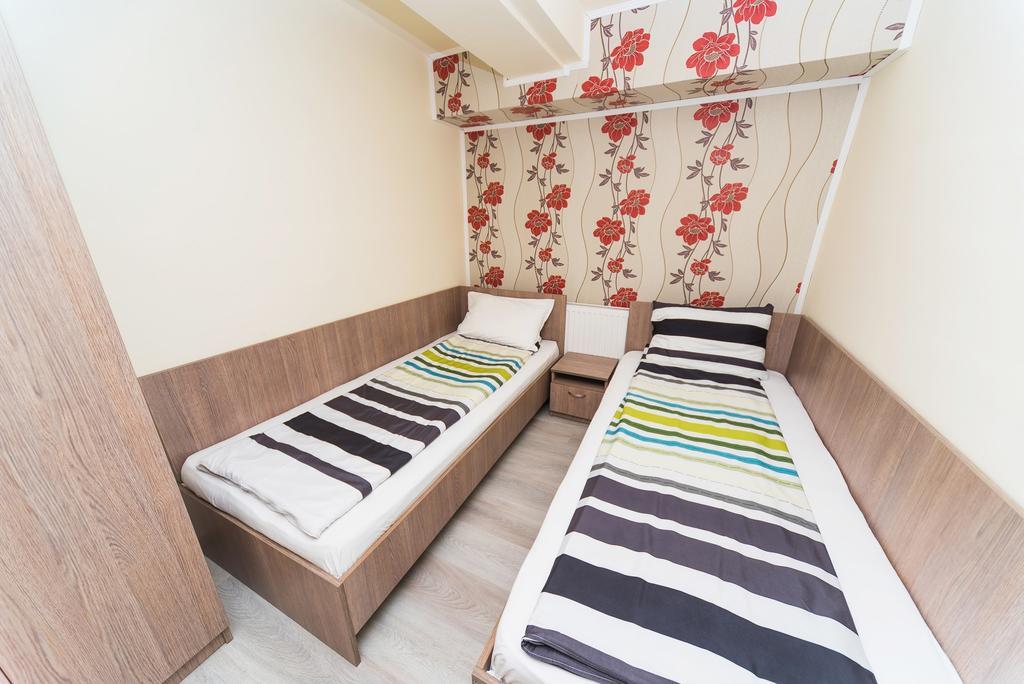 Nelana Hostel Cluj-Napoca Buitenkant foto
