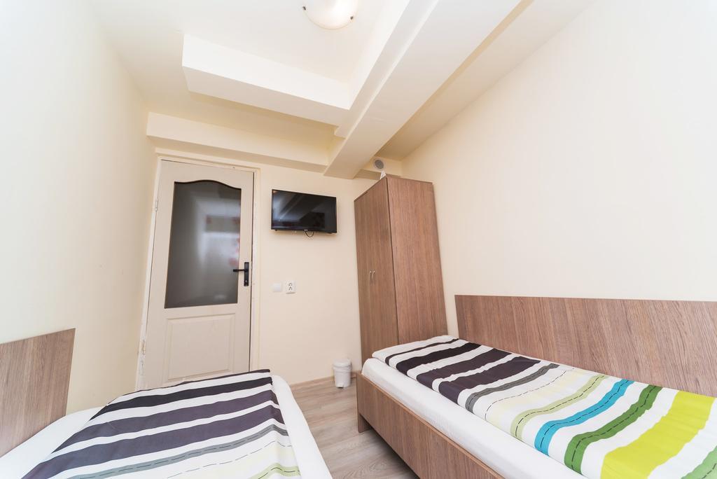 Nelana Hostel Cluj-Napoca Buitenkant foto